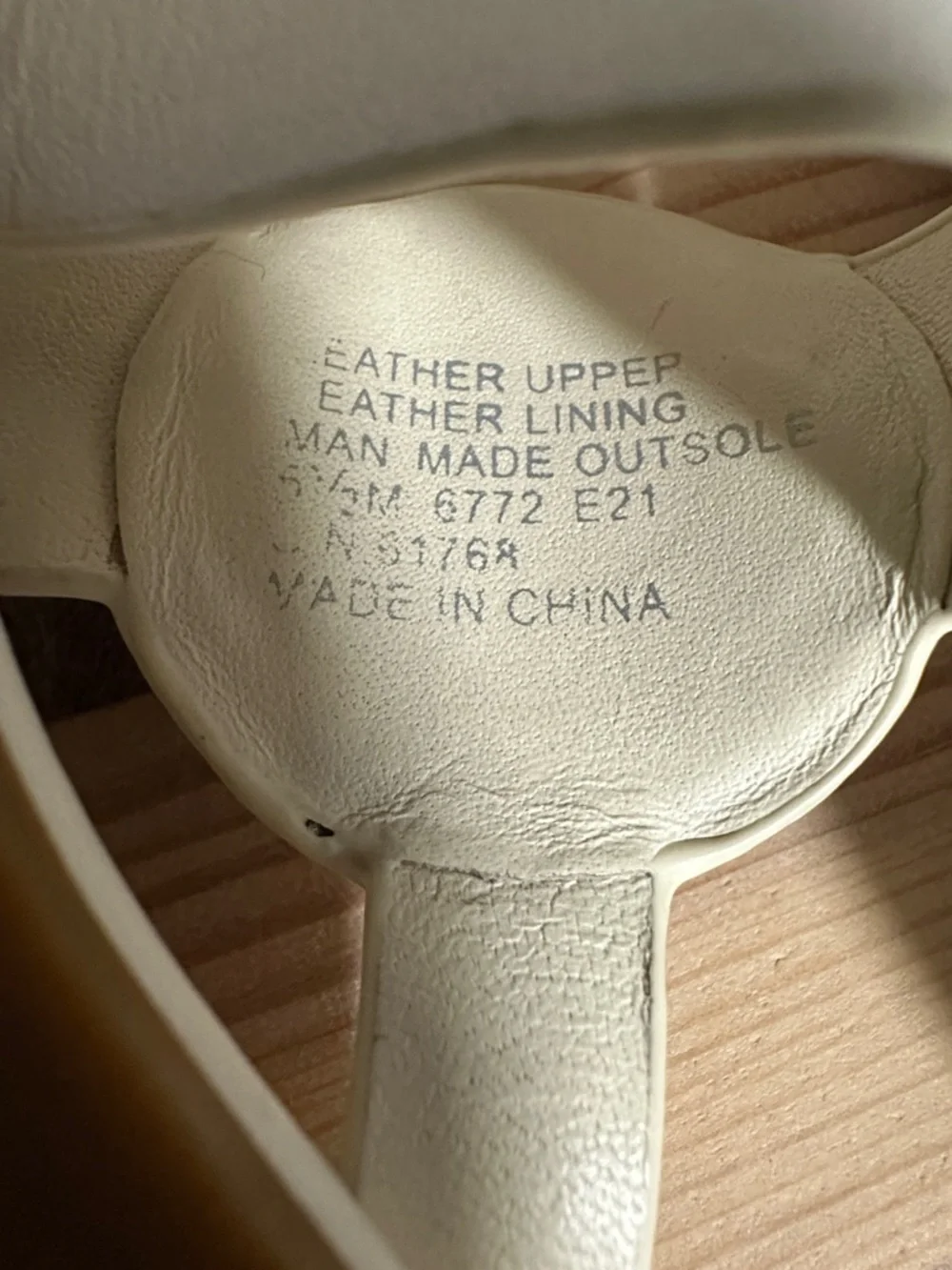 Tory Burch White Leather Logo Thong Sandals with Gold  Emblem size 6.5 - Picture 3 of 9